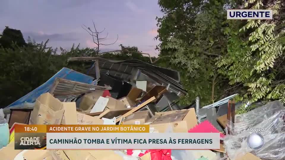 Acidente no Jardim Botânico (DF): caminhão tomba e vítima fica presa às ferragens