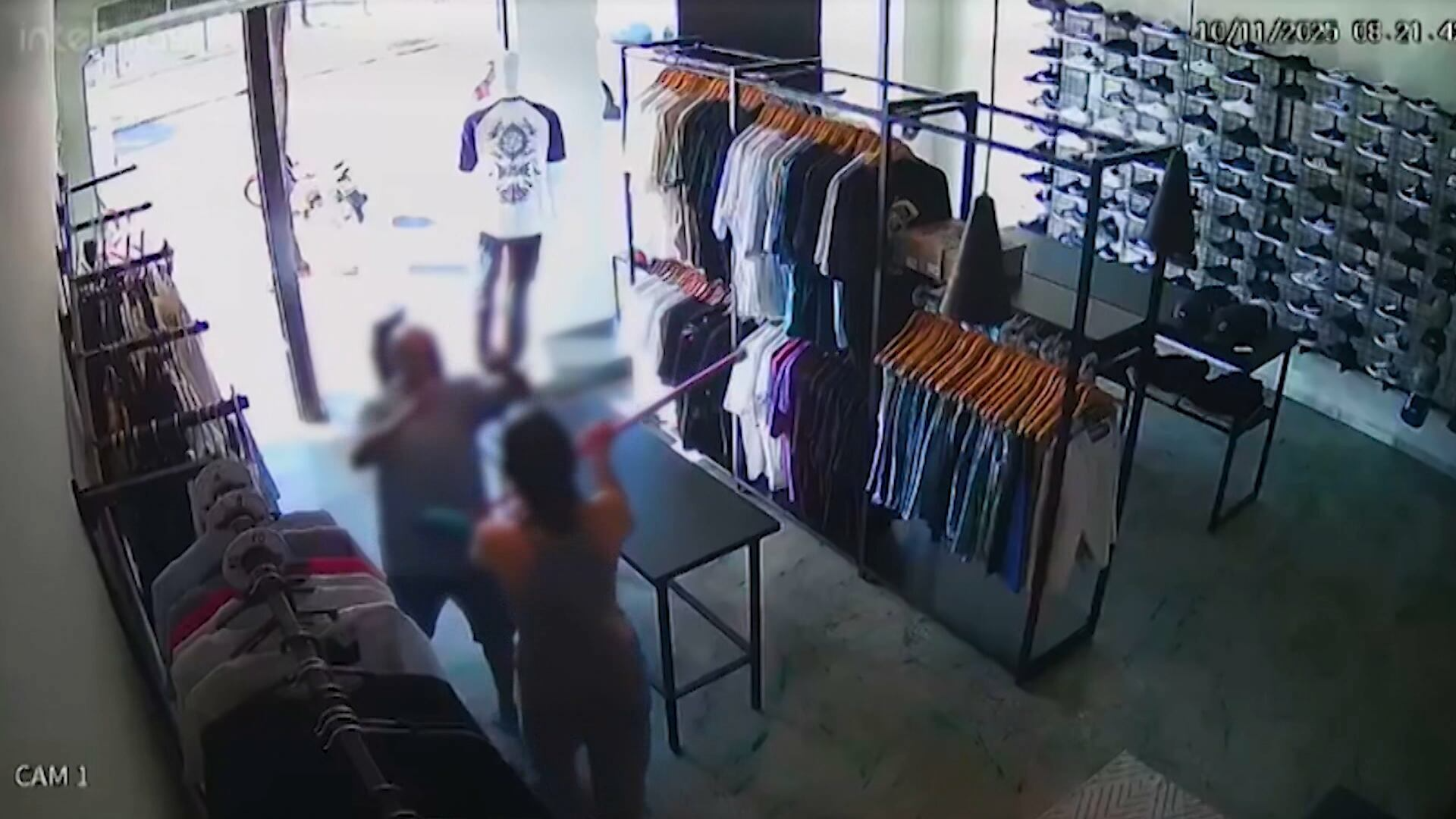 Homem invade loja e tenta beijar funcionária