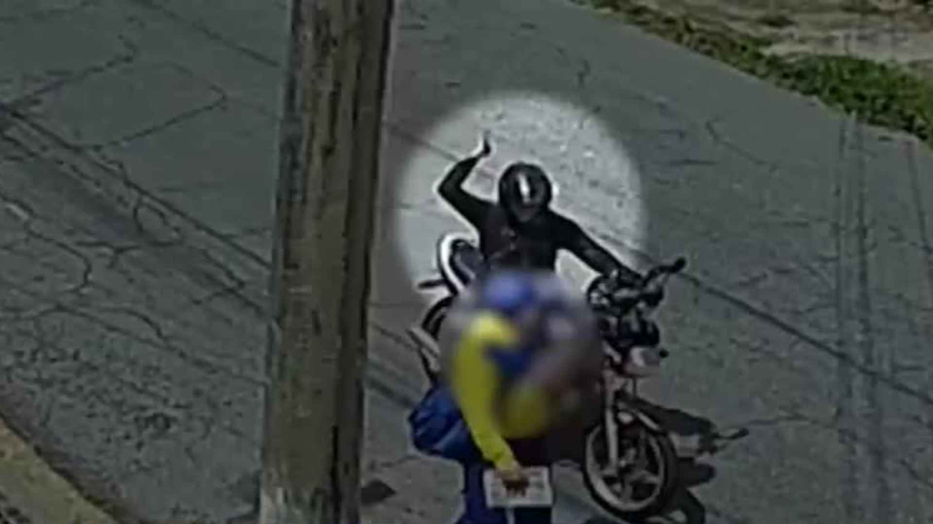 Motociclista ataca carteiro a facadas em Belo Horizonte; câmeras flagram ação
