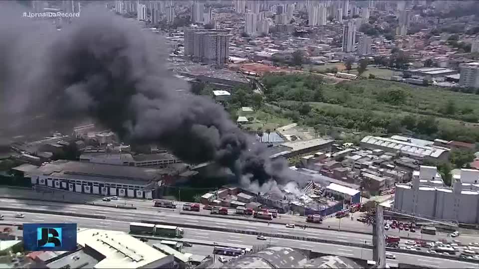 Minuto JR: Incêndio atinge galpão que armazenava madeira e produtos químicos em SP