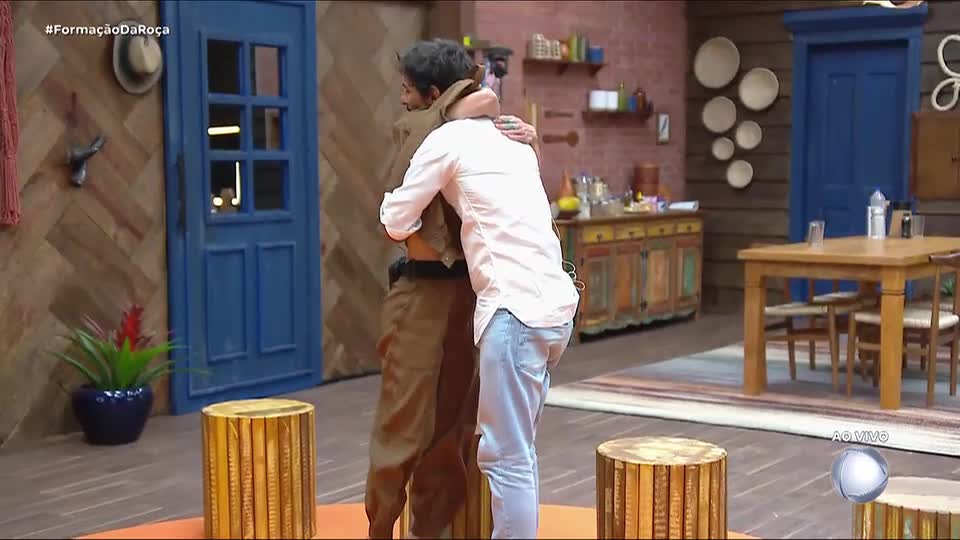 Shia Phoenix e Michelle Barros são eliminados de A Fazenda 17