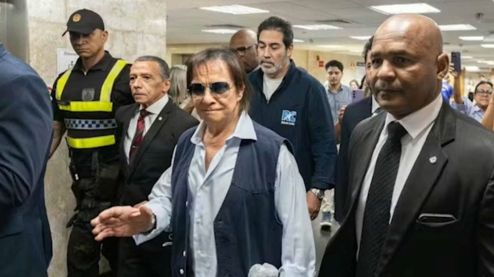 Palmas e ‘eu te amo’: Roberto Carlos causa alvoroço com fãs em tribunal do RJ