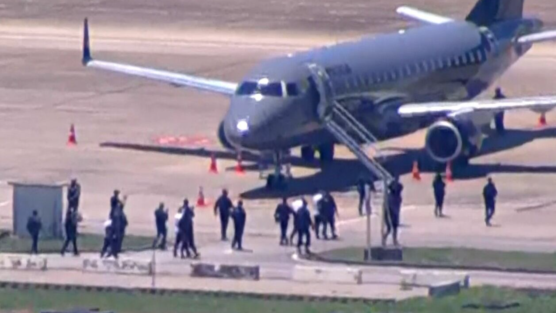 Imagens mostram chefes do CV embarcando sob forte esquema de segurança para presídios federais