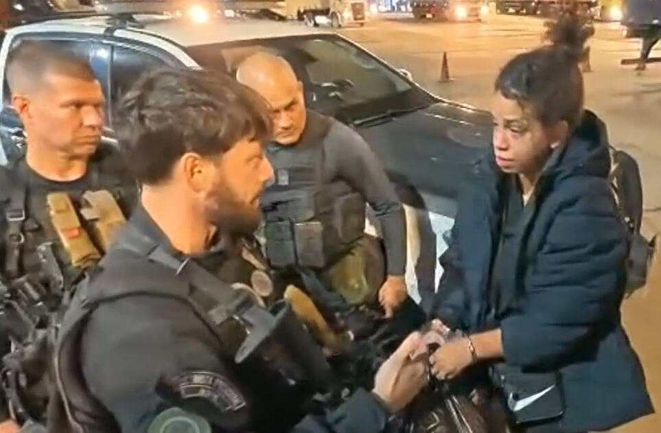 Arsenal do CV: mulher é presa com 30 pistolas escondidas em bagageiro de ônibus de turismo