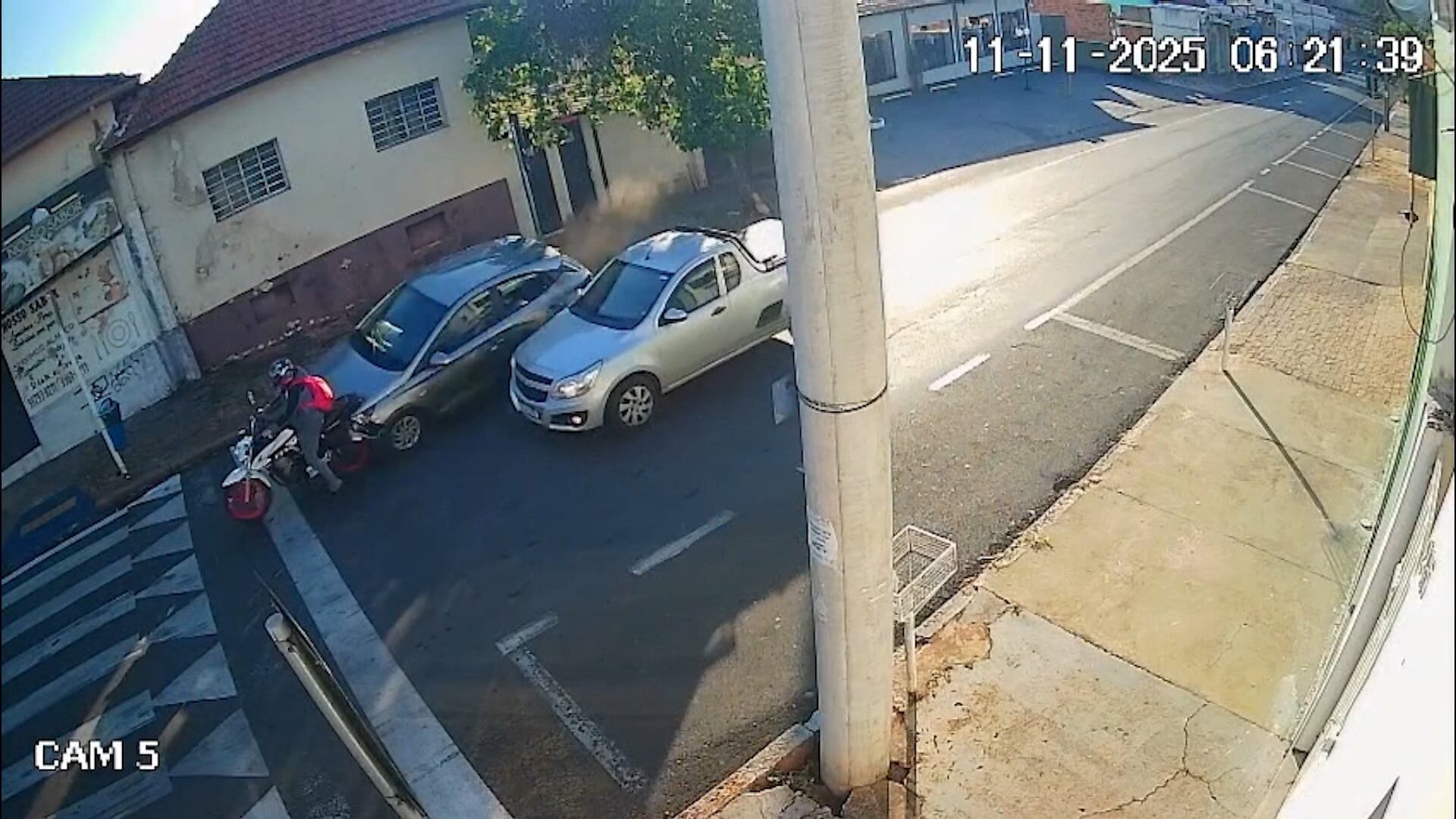 Motociclista parada no semáforo é atropelada por carro