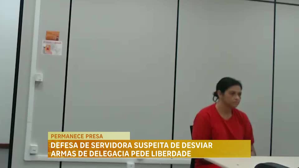 Defesa de servidora suspeita de desviar armas de delegacia pede liberdade