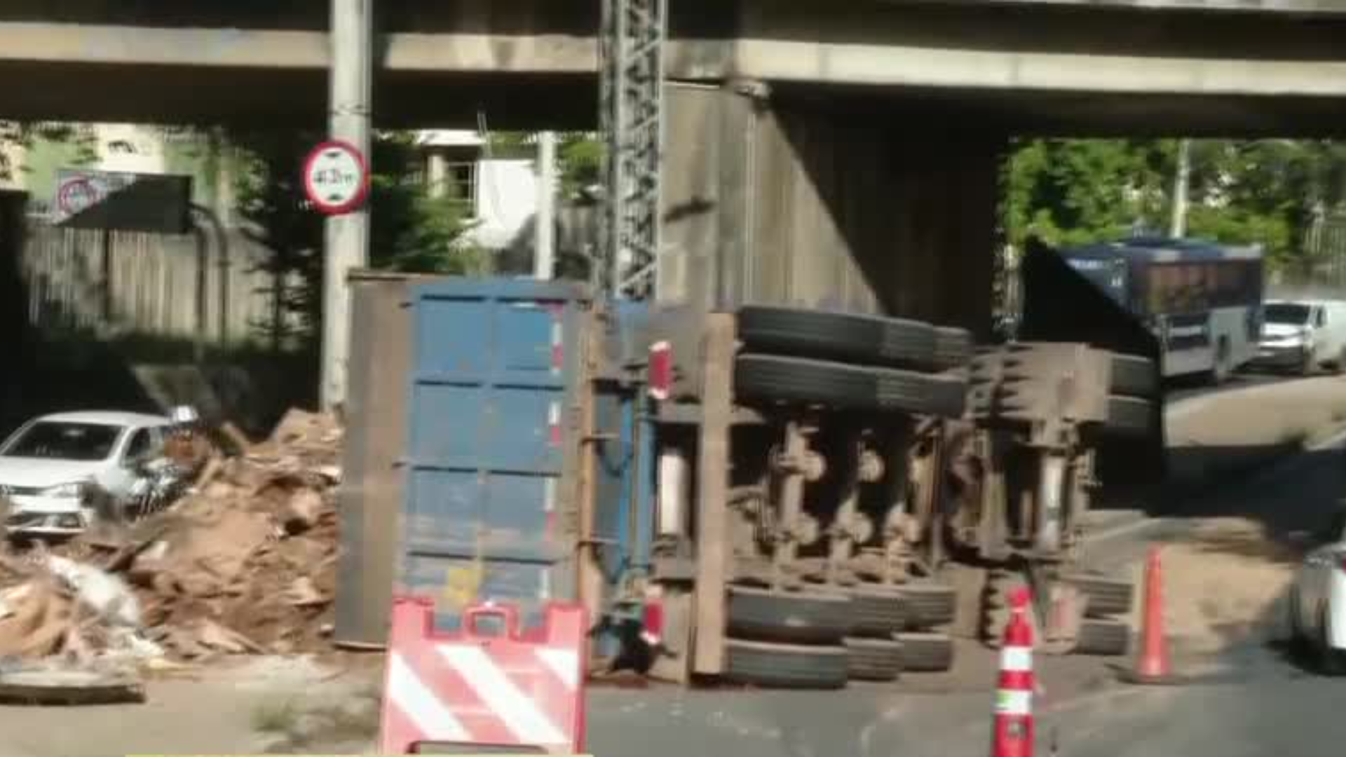 Caminhão tomba e causa transtornos no bairro Horto, na manhã desta quarta (12), em BH