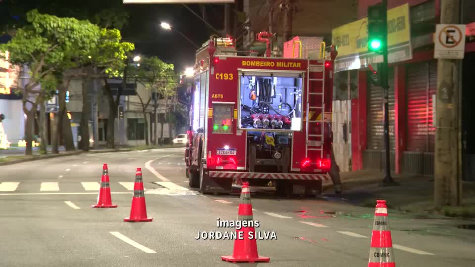 Incêndio em oficina mecânica atinge quatro motos antes de ser controlado em BH