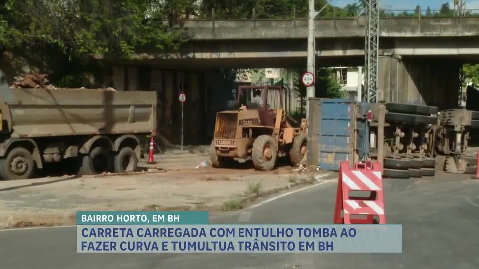 Caminhão tomba e causa transtornos no trânsito no bairro Horto, em Belo Horizonte