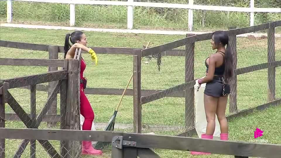 Carol e Tàmires comemoram último dia de Wallas como Fazendeiro: 'Foi um fracasso' | A Fazenda 17