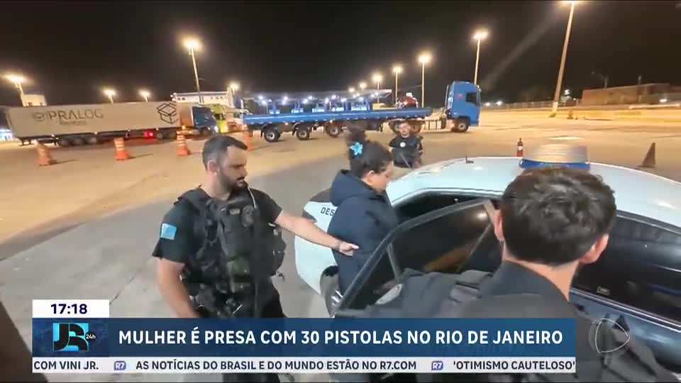 Mulher é presa em flagrante portando 30 pistolas e 63 carregadores em ônibus de turismo no RJ