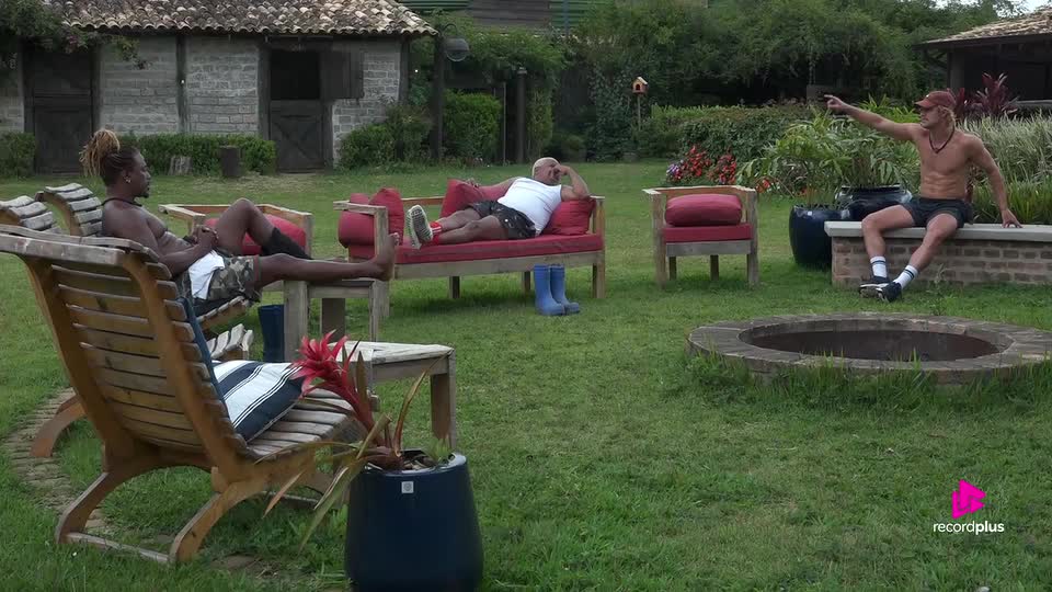 Matheus vê soberba na postura de Saory como Fazendeira | A Fazenda 17