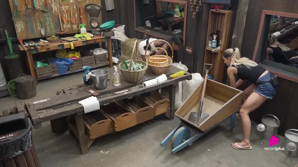 Carol e Saory tomam dribles dos patinhos | A Fazenda 17