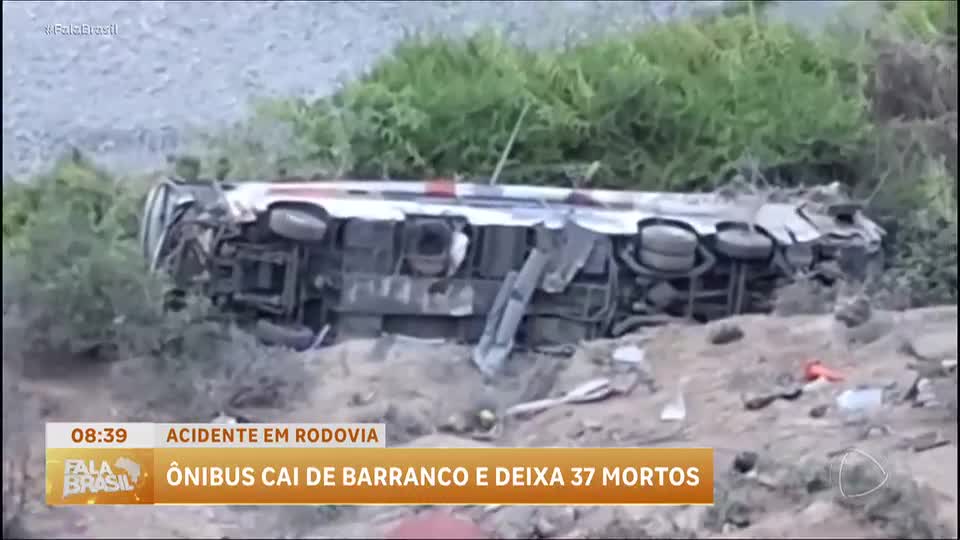 Ônibus cai em barranco no Peru e deixa 37 mortos e vários feridos