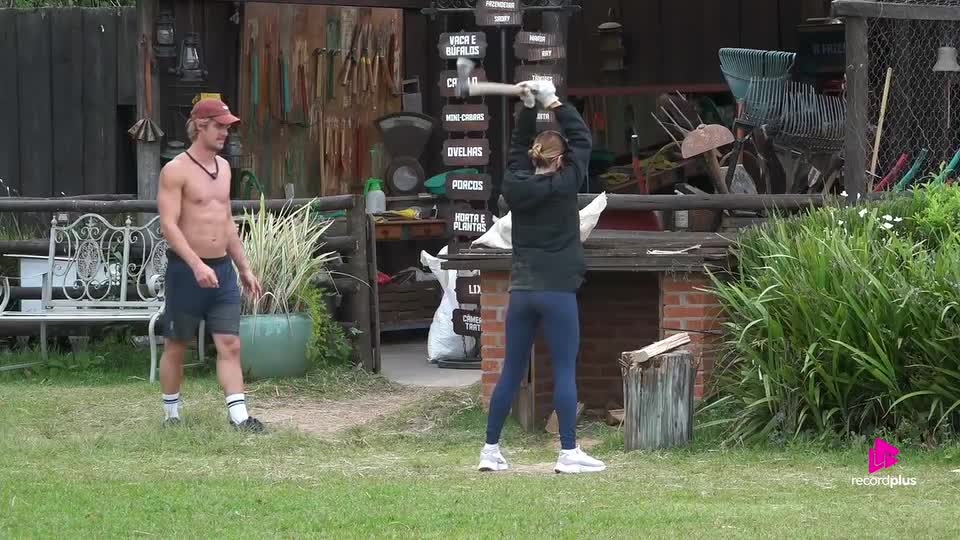 Matheus se diverte com Maria se aventurando como lenhadora | A Fazenda 17
