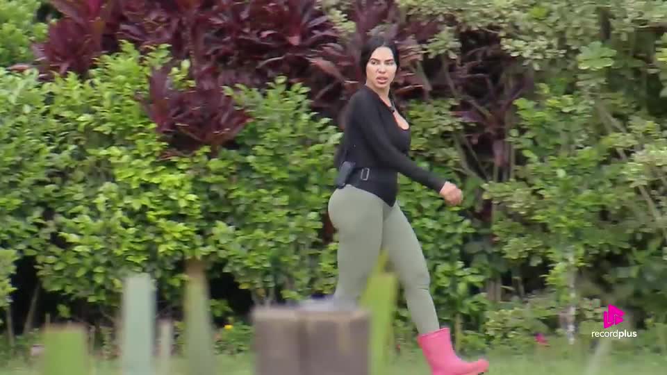 Tàmires reclama de falta de ajuda no trato com Apolo: 'Povo preguiçoso demais' | A Fazenda 17