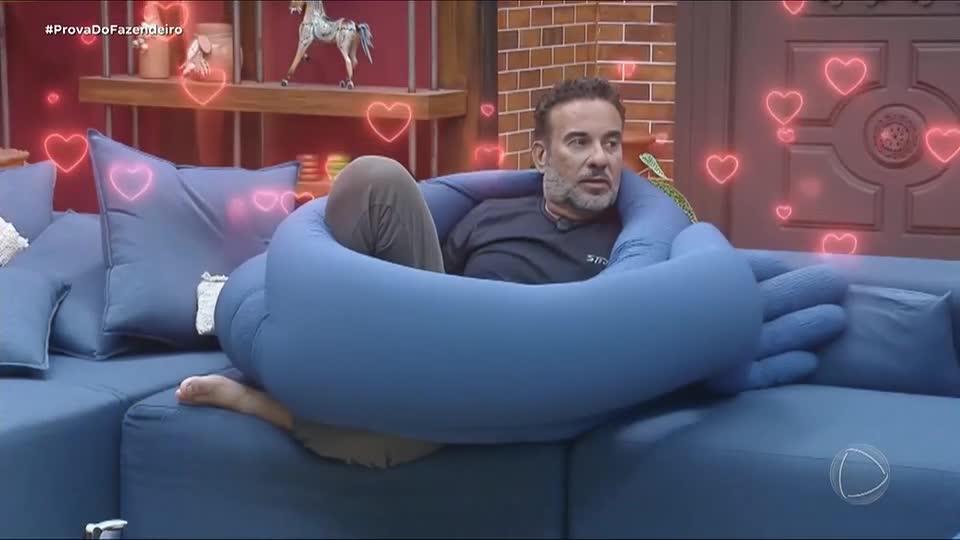 Relembre os casais que engataram romance em A Fazenda 17