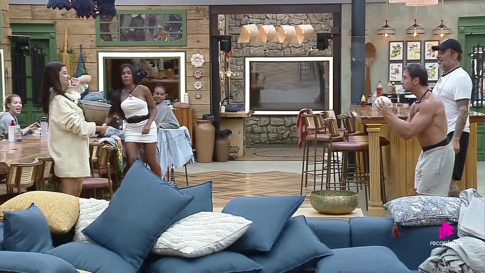 Fabiano e Mesquita disputam uma partida de Basquete | A Fazenda 17