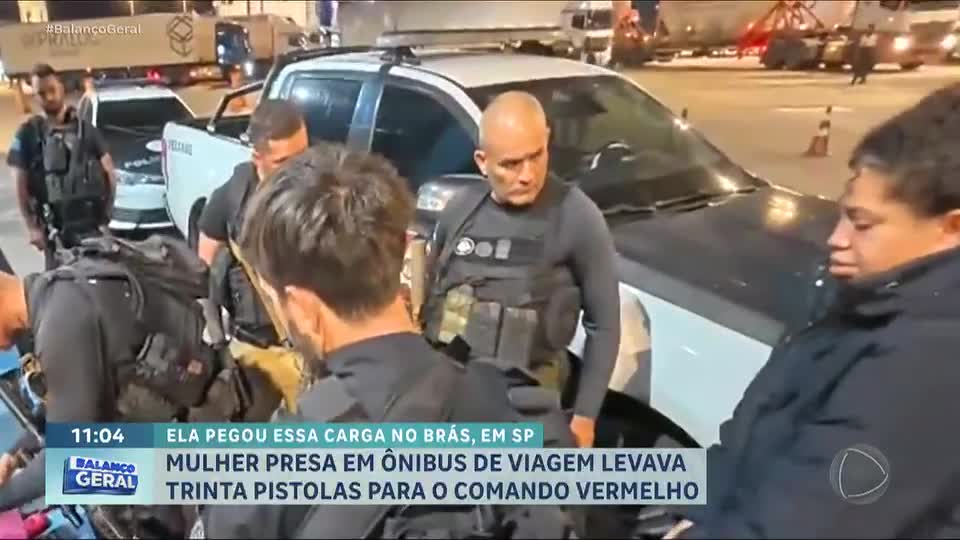 Mulher presa em ônibus de viagem levava 30 pistolas para o Comando Vermelho