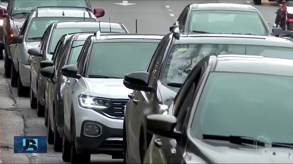 Criminosos usam adesivos para adulterar placas e enganar radares em São Paulo