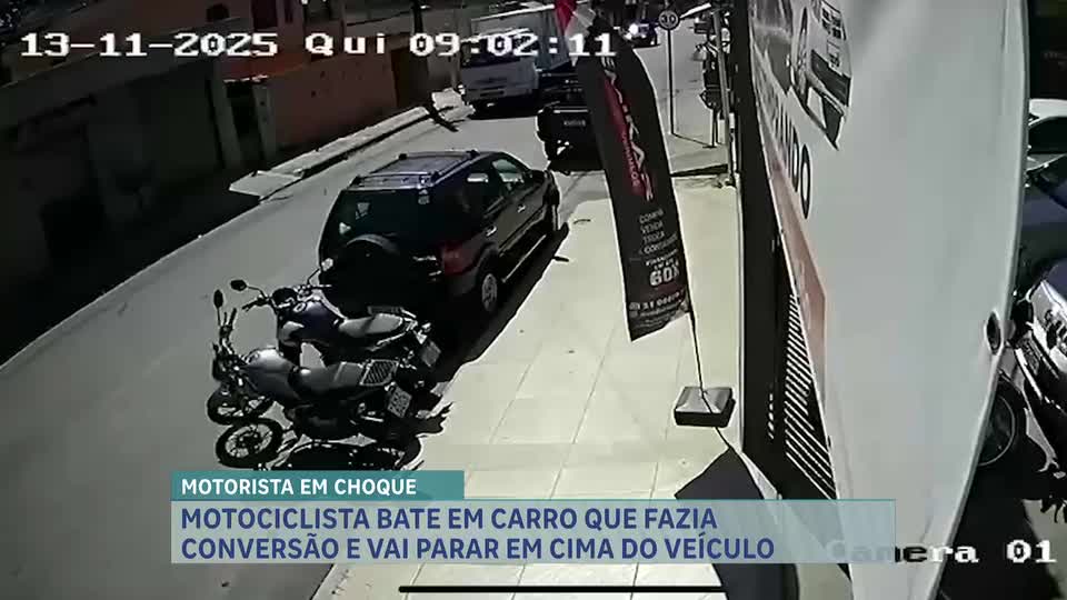 Motociclista bate em carro que fazia conversão e vai parar em cima do veículo na Grande BH