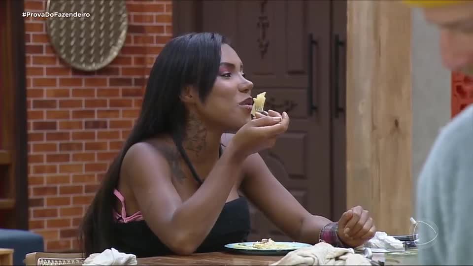 Rayane flagra Carol comendo a sua comida, e Lekker reclama: 'Está horrível' | A Fazenda 17