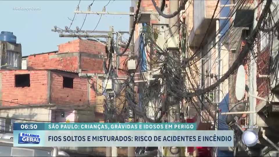 Fios soltos ameaçam segurança de moradores de bairro da zona norte de São Paulo