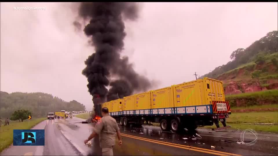 SP: socorristas são atropelados durante resgate na Rodovia Raposo Tavares