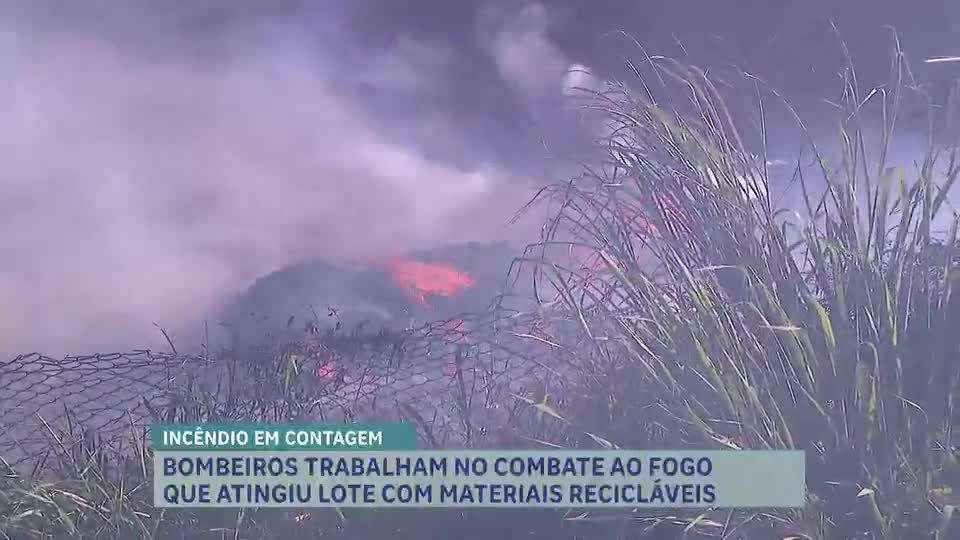 Bombeiros combatem fogo que atingiu lote com materiais recicláveis em Contagem (MG)