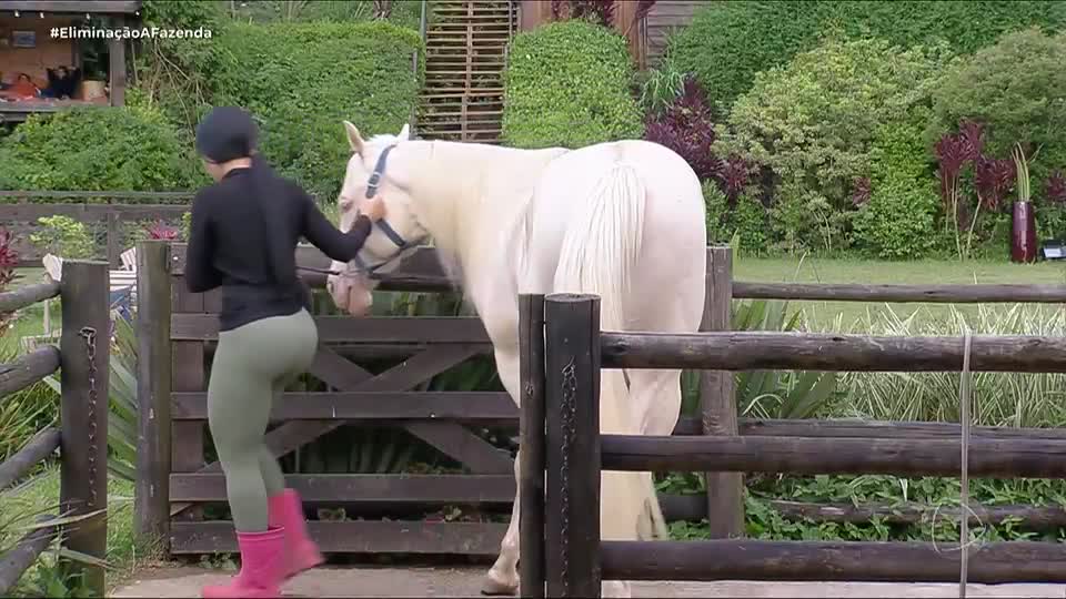 'Ninguém quer me ajudar', reclama Tàmires sobre o trato do cavalo | A Fazenda 17