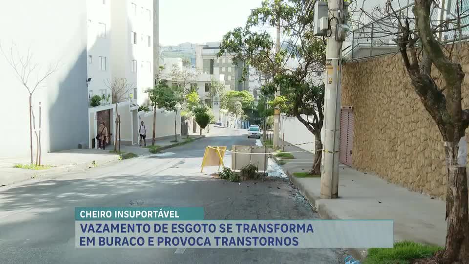 Vazamento de esgoto se transforma em buraco e causa transtornos em Belo Horizonte