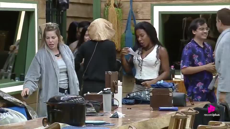 Peões recebem roupas e começam a se arrumar para a festa desta noite | A Fazenda 17