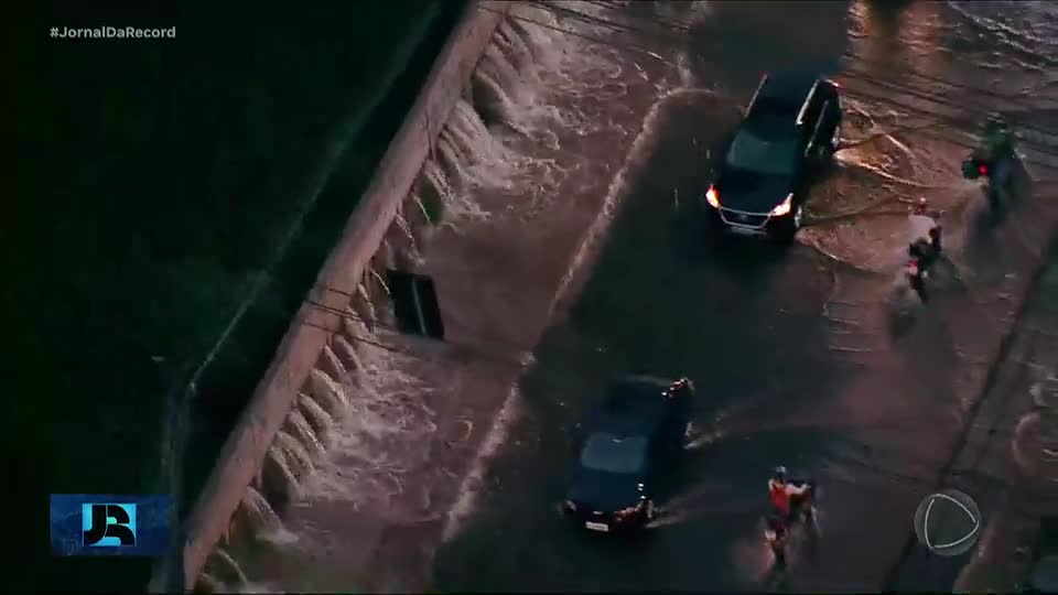 SP: adutora da Sabesp se rompe e alaga ruas e casas na zona norte da capital