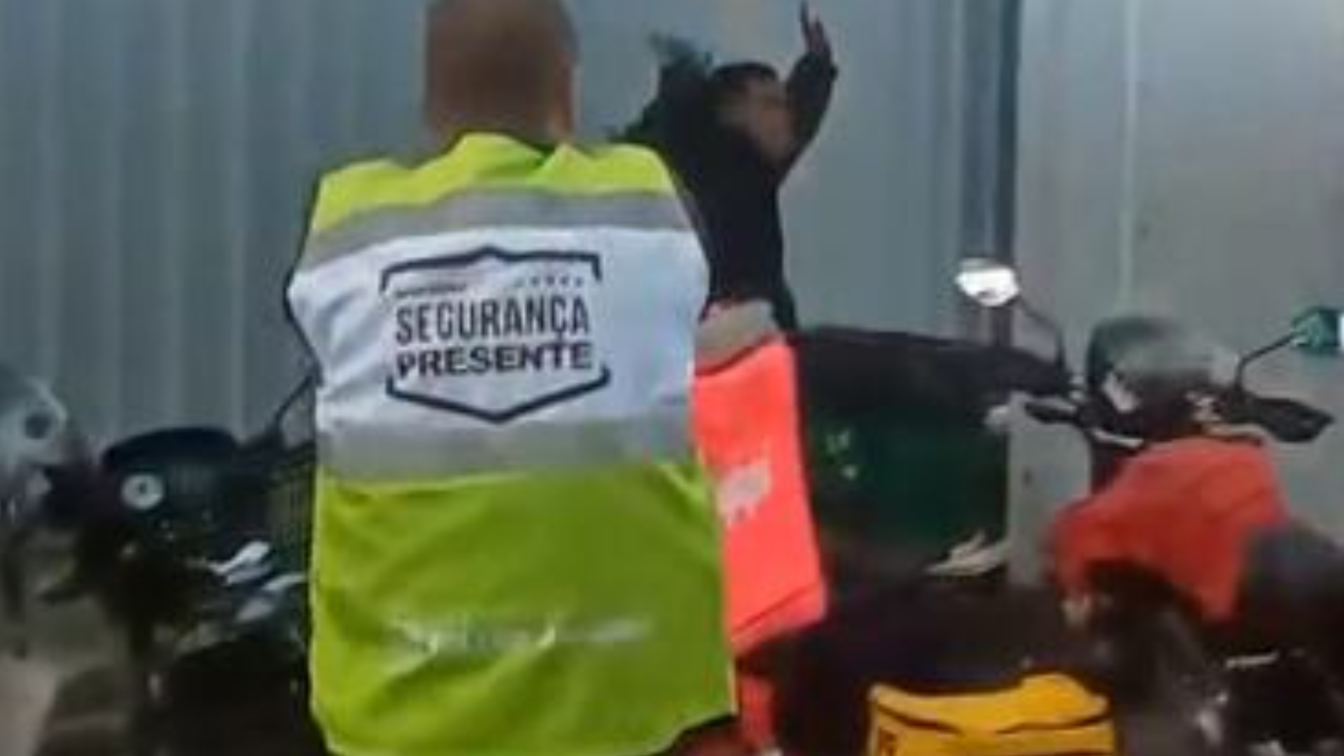 Confusão entre motoboys e polícia em shopping na Barra