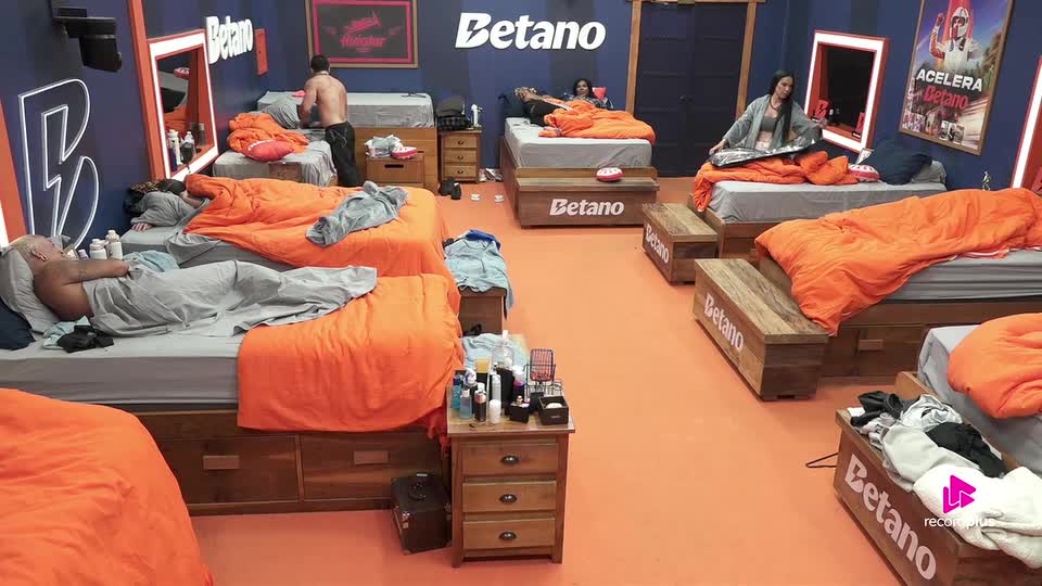 'Briga, mas gosta de mim', diz Wallas para Carol após festa | A Fazenda 17