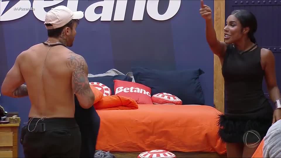 'Uma hora você vai sair', dispara Wallas para Carol | A Fazenda 17