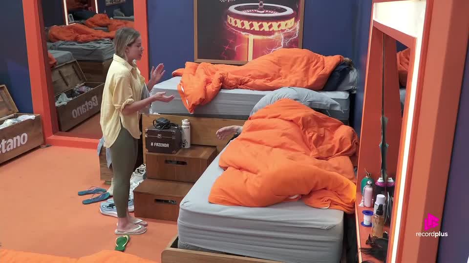 Revezamento? Depois de Carol, Saory atrapalha sono de Ray: 'Você é uma vergonha' | A Fazenda 17