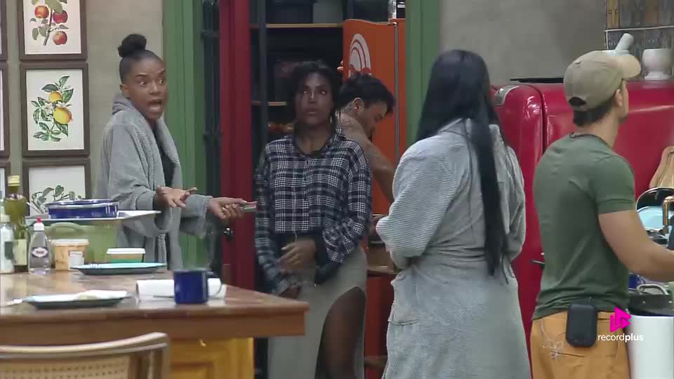 'Para segurar o copo na festa, a mão estava boa', dispara Kathy para Rayane | A Fazenda 17