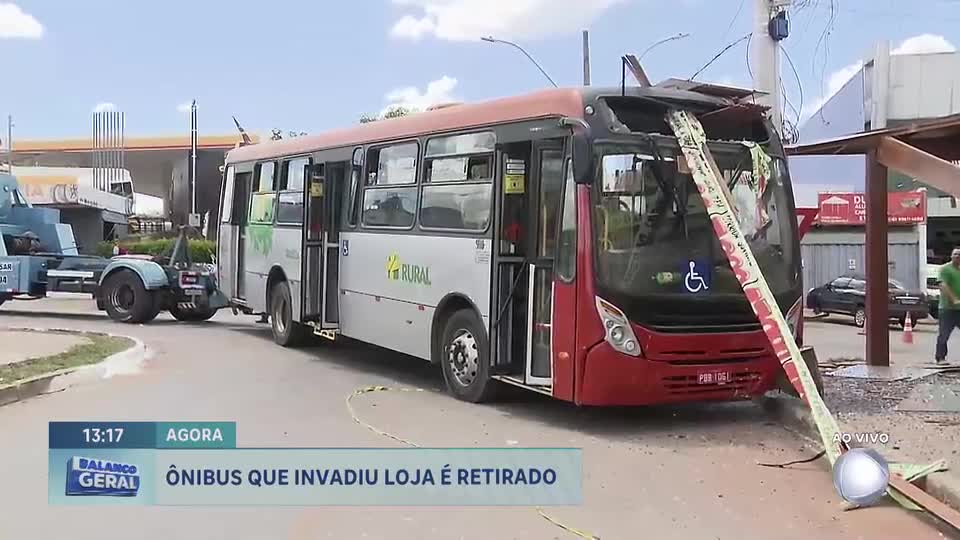Ônibus descontrolado invade loja de material de construção em São Sebastião (DF)