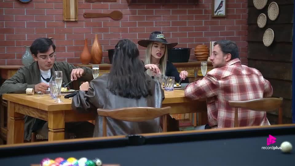 Dudu e Saory desconfiam que Wallas se aproximou de Tàmires por medo da Roça | A Fazenda 17