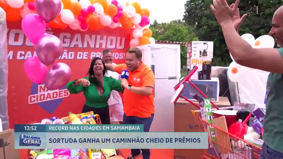 Moradora de Samambaia (DF) recebe caminhão de prêmios do RECORD nas Cidades