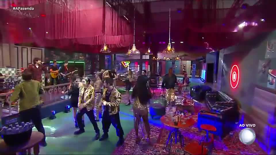 Peões curtem pista de dança e show ao vivo | A Fazenda 17