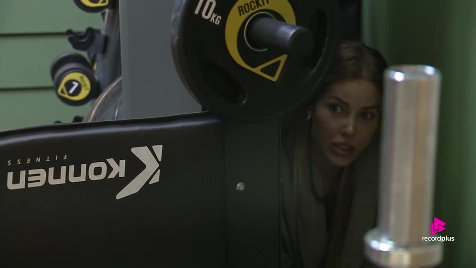 Com ajuda de Dudu, Saory se esconde para que peoas façam trato dos animais sozinhas | A Fazenda 17