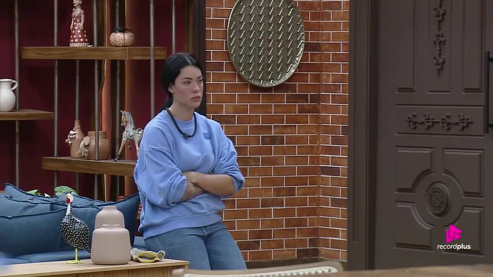 Pronta para o trato, Ray não encontra Saory e se irrita: 'Acha que tem otário aqui' | A Fazenda 17