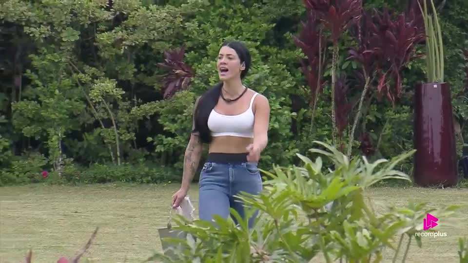 Rayane tem reencontro explosivo com Saory: 'Amanhã, você faz vaca e búfalos sozinha' | A Fazenda 17