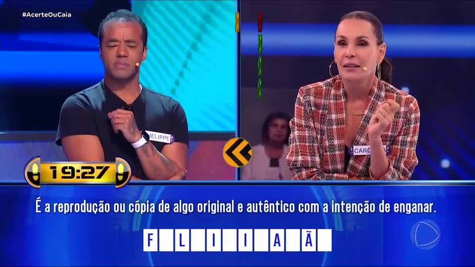 Carolina Ferraz não segura impulso e responde pergunta no lugar de Phellipe Haagensen