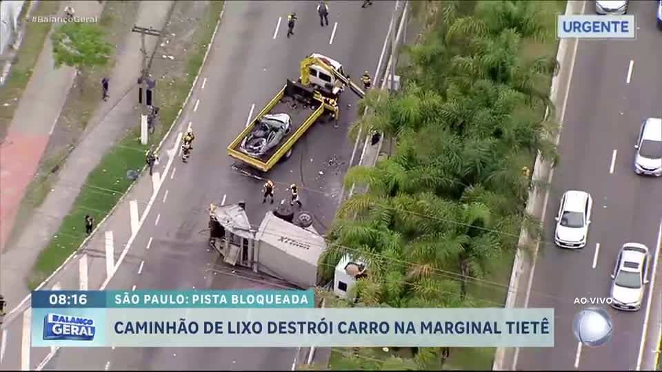 Batida com caminhão de lixo destrói carro em São Paulo