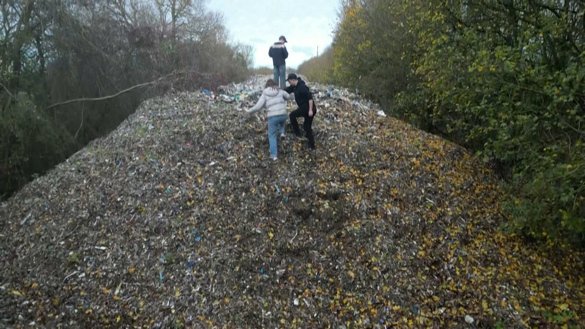 Depósito ilegal de lixo no oeste de Londres ameaça o meio ambiente