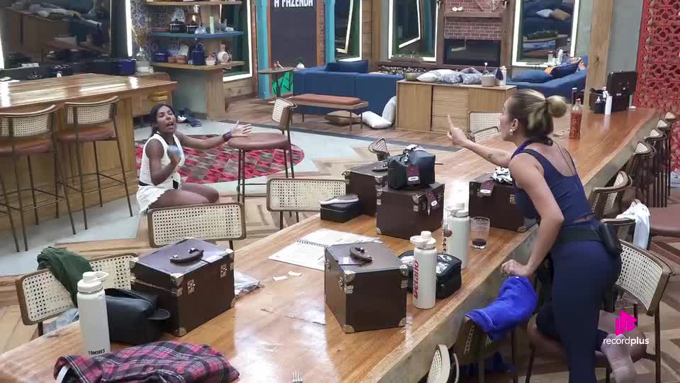 Maria Caporusso late para Carol Lekker durante nova briga na Sede | A Fazenda 17