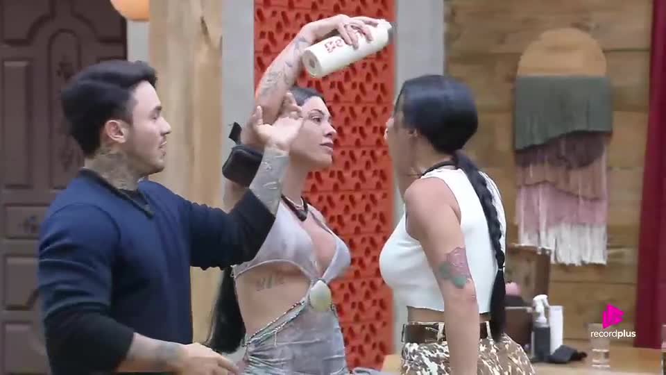 Peões armam barraco generalizado na Sede: 'Vem gritar comigo' | A Fazenda 17